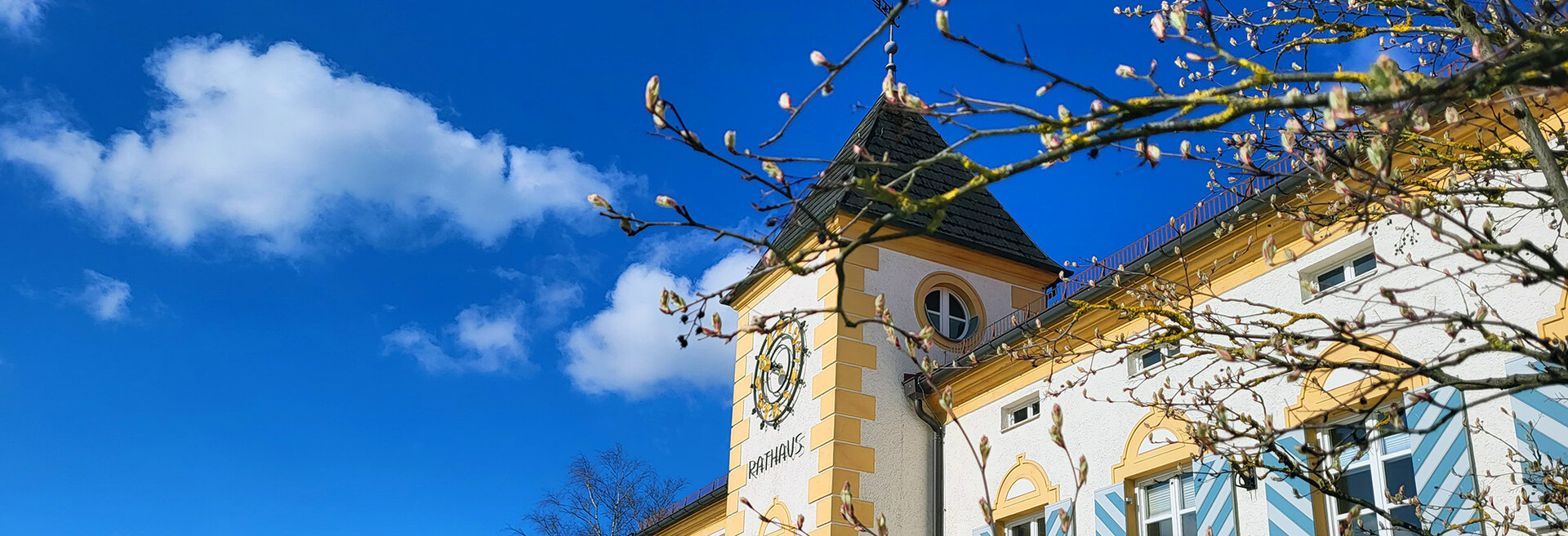 Rathaus vor blauem Himmel im Frühling | © Stadt Geretsried