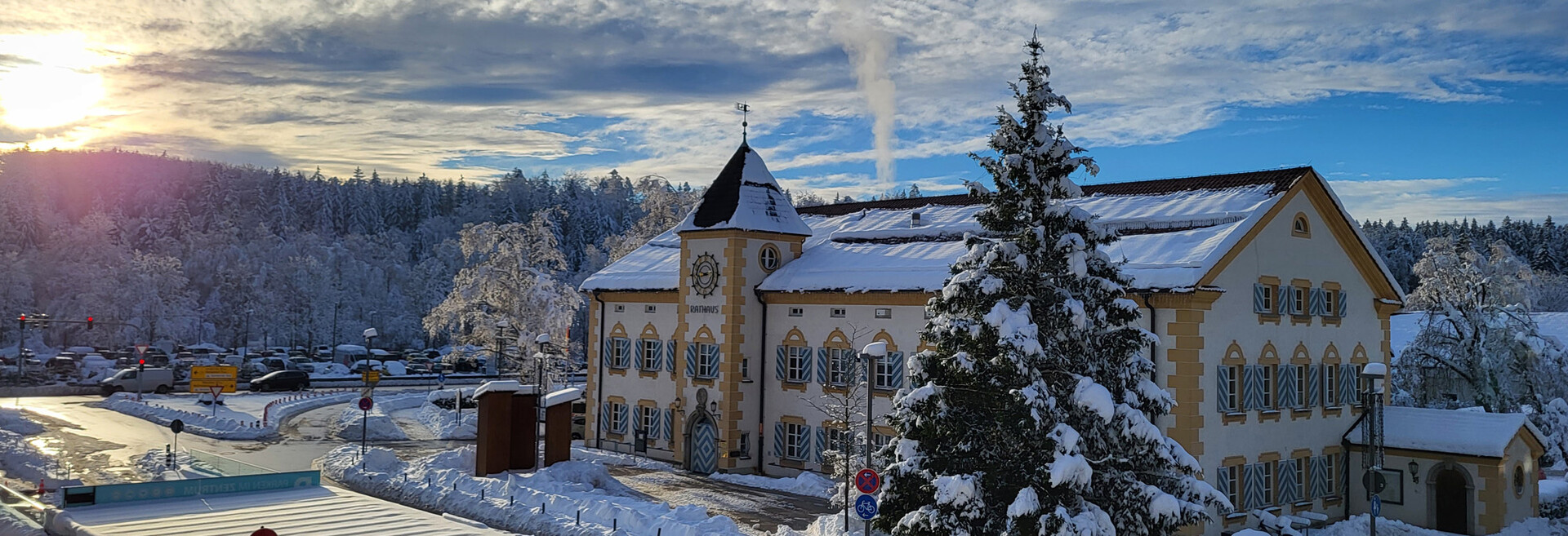 Rathaus Geretsried im Winter mit Schnee und Tannenbaum | © Stadt Geretsried