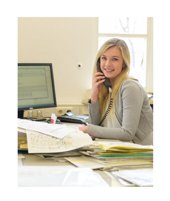 Mikrozensus | © Fotografie Ender Frau mit Telefonhörer am Ohr am Schreibtisch, auf dem viele Papiere liegen | © Fotografie Ender