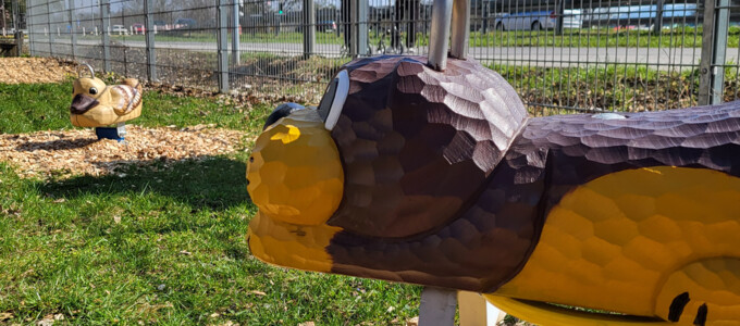 Ein Biber und eine Ente als Wipp-Tiere am Spielplatz | © Stadt Geretsried