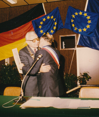 Bürgermeister Claude Wolff und Bürgermeister Heinz Schneider unterzeichnen die Partnerschaftsurkunde. | © Martin Walter