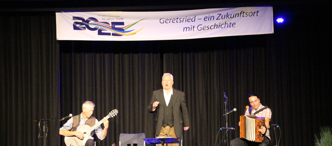 Georg Unterholzner, Sepp (Bodo) Kloiber und Martin Regnat auf der Bühne in den Ratsstuben | © Stadt Geretsried