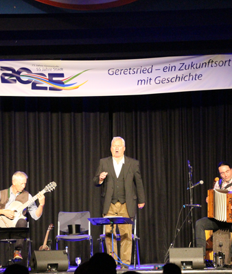 Georg Unterholzner, Sepp (Bodo) Kloiber und Martin Regnat auf der Bühne in den Ratsstuben | © Stadt Geretsried