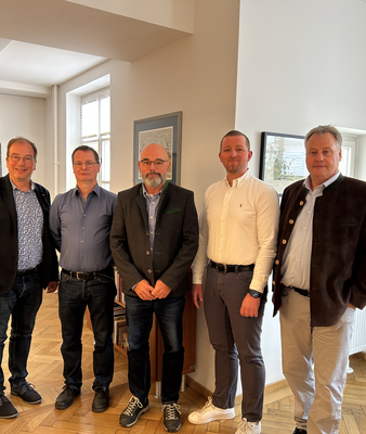 Die Gruppe steht im Chamalières-Zimmer des Rathauses | © Stadt Geretsried
