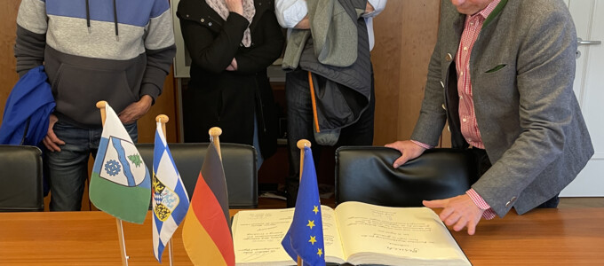 Erster Bürgermeister Michael Müller zeigt Besucherinnen und Besuchern das Goldene Buch der Stadt | © Stadt Geretsried