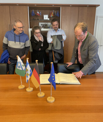 Erster Bürgermeister Michael Müller zeigt Besucherinnen und Besuchern das Goldene Buch der Stadt | © Stadt Geretsried