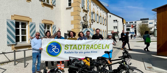 Kolleginnen und Kollegen vor dem Rathaus halten ein Stadtradeln-Banner | © Stadt Geretsried