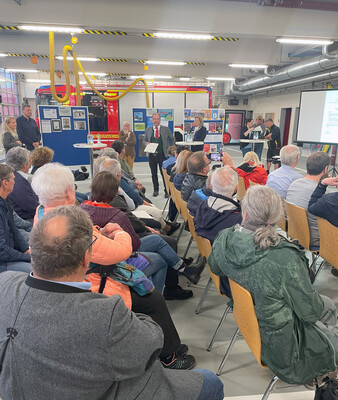 Bürgerversammlung | © Stadt Geretsried Erster Bürgermeister Michael Müller steht vor den Gästen der Bürgerversammlung | © Stadt Geretsried