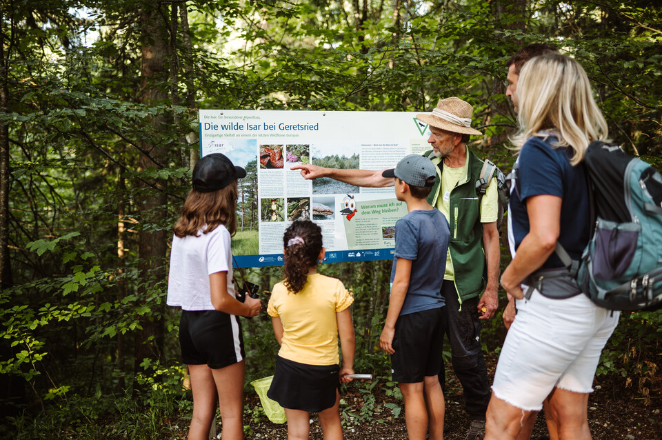 Isar-Ranger mit Gruppe von Kindern im Wald | © Tölzer Land Tourismus / Leonie Lorenz