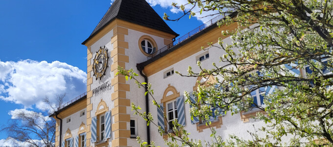 Rathaus Geretsried mit blauem Himmel und Baum | © Stadt Geretsried