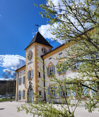 Rathaus Geretsried | © Stadt Geretsried Rathaus Geretsried mit blauem Himmel und Baum | © Stadt Geretsried