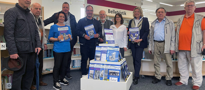 Mitglieder des Arbeitskreises Historisches Geretsried übergeben die Geretsrieder Hefte an die Stadtbibliothek | © Stadt Geretsried