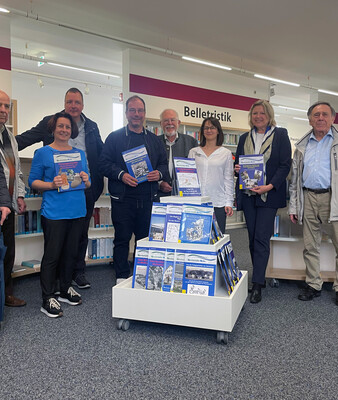 Übergabe der Geretsrieder Hefte | © Stadt Geretsried Mitglieder des Arbeitskreises Historisches Geretsried übergeben die Geretsrieder Hefte an die Stadtbibliothek | © Stadt Geretsried