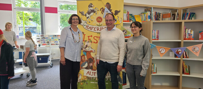 Suza Kolb in der Stadtbibliothek mit Bürgermeister und Bibliotheksleiterin  | © Stadt Geretsried