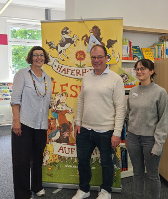 Suza Kolb in der Stadtbibliothek | © Stadt Geretsried Suza Kolb in der Stadtbibliothek mit Bürgermeister und Bibliotheksleiterin | © Stadt Geretsried