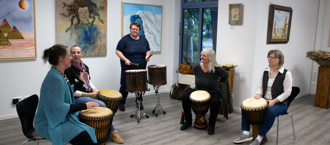 Gruppe von Trommlerinnen spielt bei der Ausstellungseröffnung in der Galerie | © Stadt Geretsried