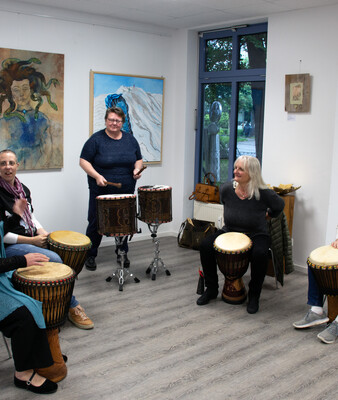 Gruppe von Trommlerinnen spielt bei der Ausstellungseröffnung in der Galerie | © Stadt Geretsried