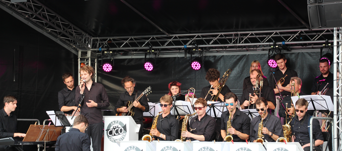 Das Orchester auf der Bühne am Karl-Lederer-Platz | © Stadt Geretsried