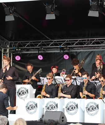 Cicos Jazz Orchester | © Stadt Geretsried Das Orchester auf der Bühne am Karl-Lederer-Platz | © Stadt Geretsried
