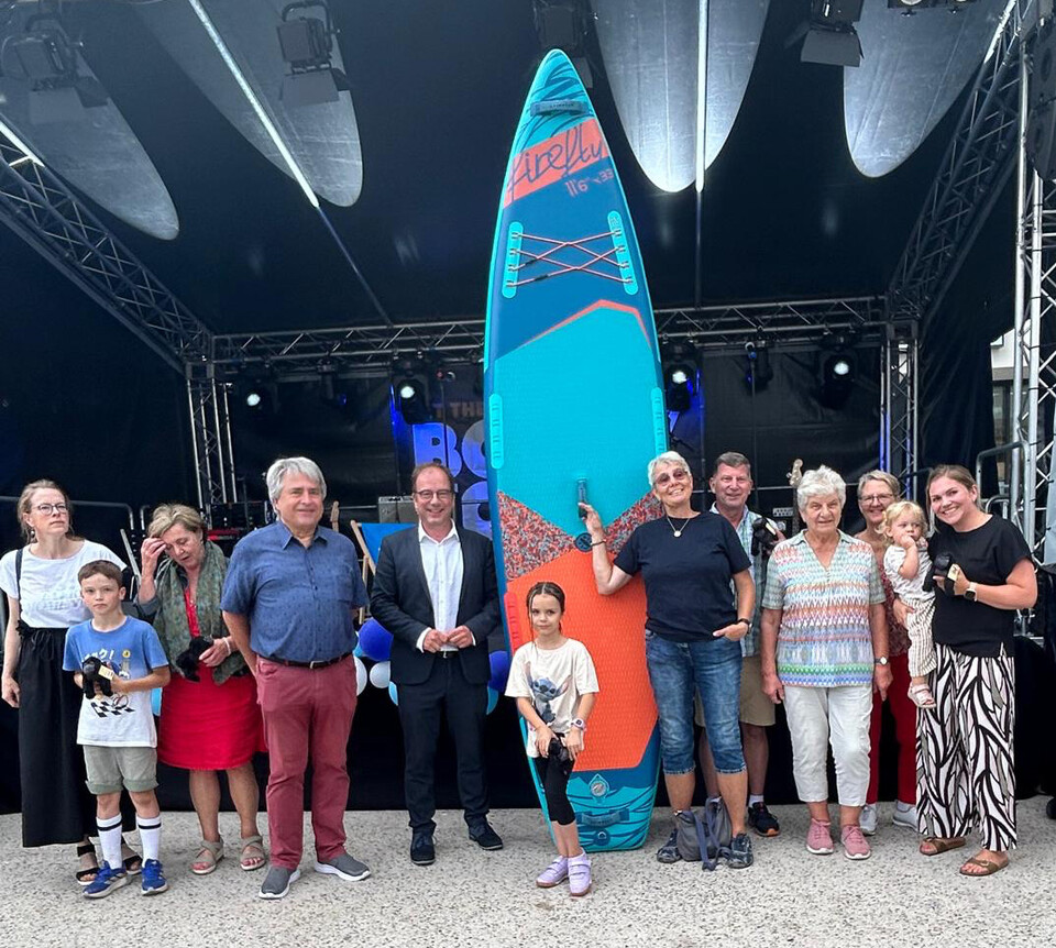 Erster Bürgermeister Michael Müller vor der Bühne mit einer Gruppe von Gewinnerinnen und Gewinnern | © Stadt Geretsried