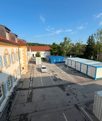 Container-Büros | © Stadt Geretsried Blick von oben in den Innenhof des Rathauses mit den Container-Büros | © Stadt Geretsried