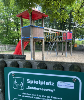 Spielplatz am Schlierseeweg | © Stadt Geretsried Kletterturm und Rutsche am Spielplatz | © Stadt Geretsried