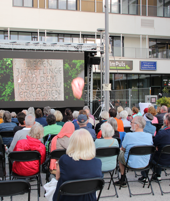 Open Air Kino | © Stadt Geretsried Publikum vor der Kinoleinwand | © Stadt Geretsried