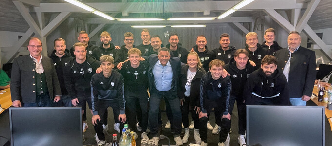 Gruppenbild mit TuS Geretsried und Bürgermeister im Sitzungssaal  | © Stadt Geretsried
