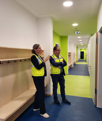 Mittagsbetreuung an der Karl-Lederer-Grundschule | © Stadt Geretsried Bürgermeister Müller besichtigt die fertiggestellte Mittagsbetreuung an der Karl-Lederer-Grundschule | © Stadt Geretsried