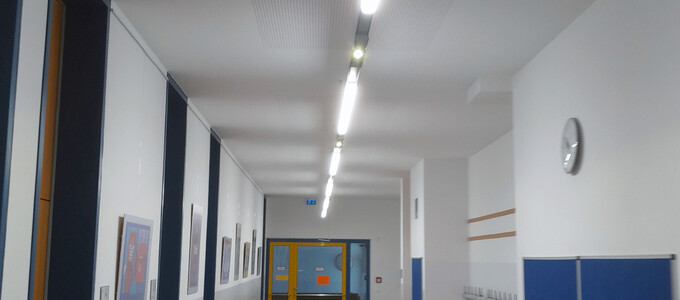 Flur in der Isardamm Grundschule mit neuer LED Beleuchtung | © Stadt Geretsried