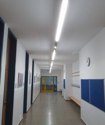 Isardamm Grundschule | © Stadt Geretsried Flur in der Isardamm Grundschule mit neuer LED Beleuchtung | © Stadt Geretsried