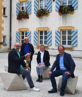 Kultur-Preisträger 2025 | © Stadt Geretsried Die Gruppe vor dem Rathaus | © Stadt Geretsried