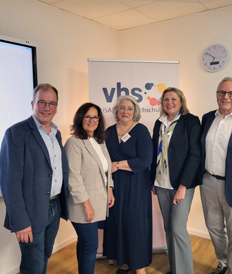 Volkshochschule Geretsried | © Stadt Geretsried Gruppenbild bei der Eröffnung | © Stadt Geretsried