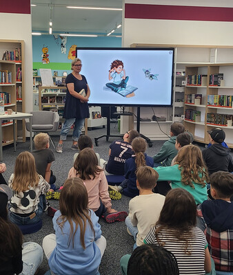 Lesung in der Stadtbibliothek | © Stadt Geretsried Autorin Silke Schellhammer vor einer Gruppe von Kindern | © Stadt Geretsried
