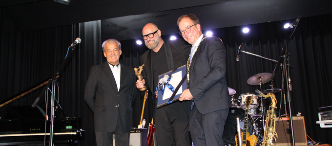 Bürgermeister Müller überreicht den Kulturpreis an Florian Sagner | © Stadt Geretsried
