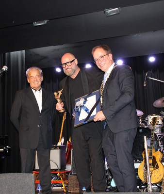 Kulturpreis 2025 | © Stadt Geretsried Bürgermeister Müller überreicht den Kulturpreis an Florian Sagner | © Stadt Geretsried