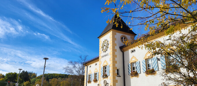 Außenansicht des Rathauses im Herbst | © Stadt Geretsried