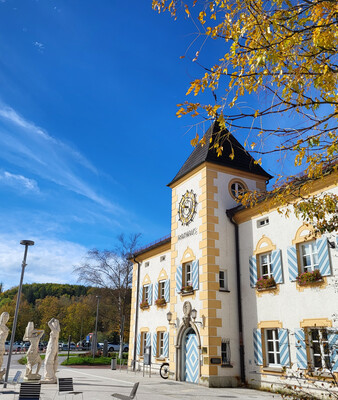 Rathaus Geretsried | © Stadt Geretsried Außenansicht des Rathauses im Herbst | © Stadt Geretsried