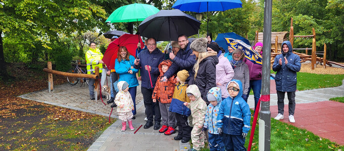 Bürgermeister schneidet rotes Band durch | © Stadt Geretsried