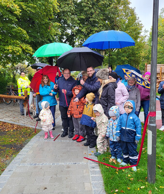 Spielplatz Schlierseeweg | © Stadt Geretsried Bürgermeister schneidet rotes Band durch | © Stadt Geretsried