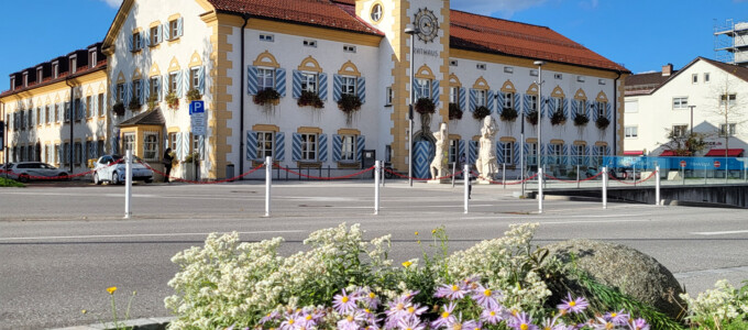 Außenansicht vom Rathaus mit Blumen | © Stadt Geretsried