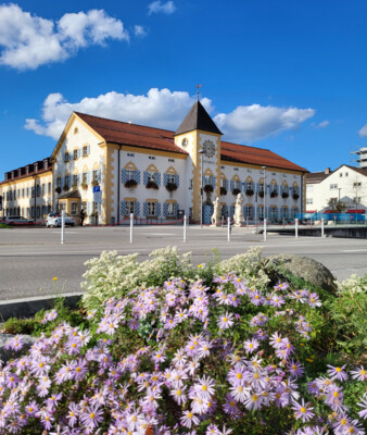 Rathaus Geretsried | © Stadt Geretsried Außenansicht vom Rathaus mit Blumen | © Stadt Geretsried
