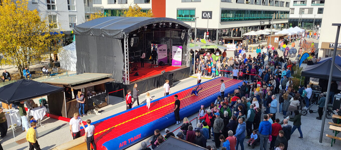Bühne auf dem Karl-Lederer-Platz mit Menschenmenge | © Stadt Geretsried