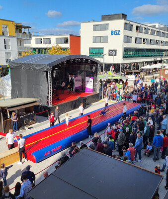 Bühne auf dem Karl-Lederer-Platz mit Menschenmenge | © Stadt Geretsried
