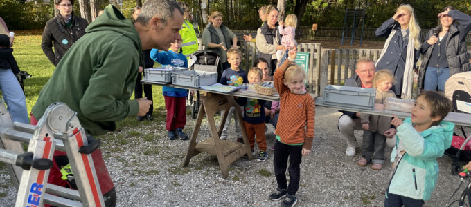 Robert Schmidt-Ruiu spricht mit Kindern beim Workshop | © Stadt Geretsried