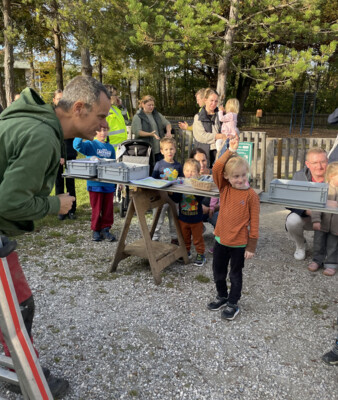 Robert Schmidt-Ruiu spricht mit Kindern beim Workshop | © Stadt Geretsried