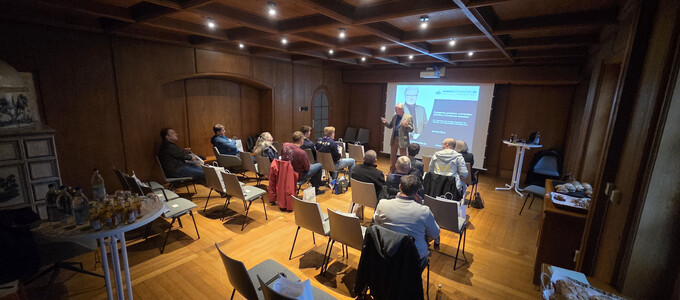 Teilnehmende sitzen vor der Leinwand im Kleinen Sitzungssaal  | © Stadt Geretsried