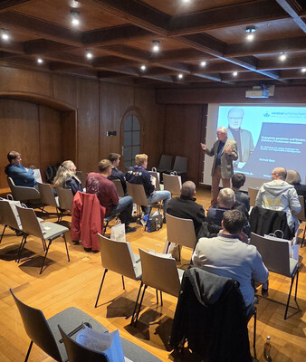 Teilnehmende sitzen vor der Leinwand im Kleinen Sitzungssaal  | © Stadt Geretsried