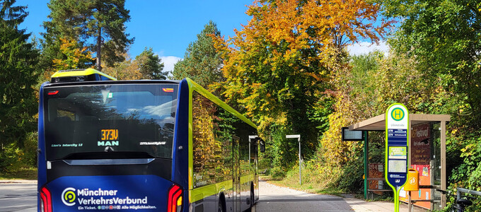 Bus fährt an der Haltestelle Lilienstraße ein | © Stadt Geretsried