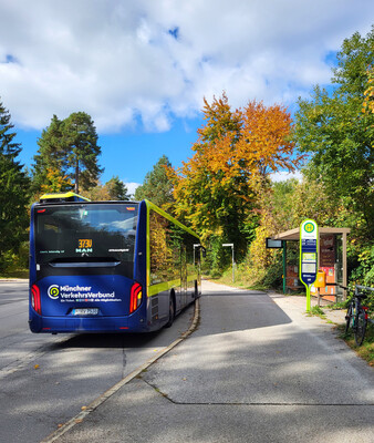 Bus fährt an der Haltestelle Lilienstraße ein | © Stadt Geretsried